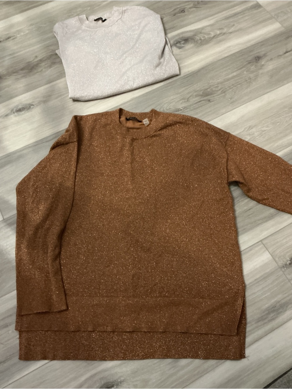 Five size medium sweaters - Picture 5 of 6